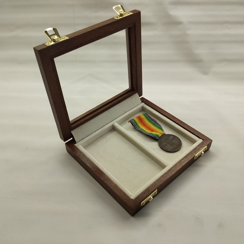 Custodia legno per medaglie - in,