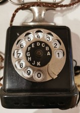 Antico telefono da tavolo ad