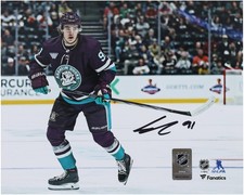 Fotografia pattinaggio maglia viola Leo Carlsson Anaheim Ducks autografata 8" x 10"