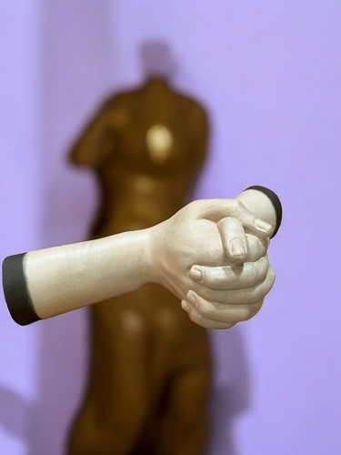Mani preganti per statua