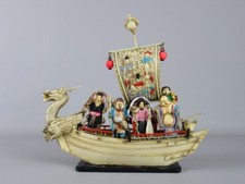 Scultura nave con figure