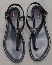 Prada sandalo piatto triangolo