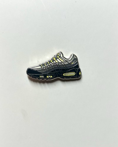 Spilla smaltata sneaker nike - smaltata,