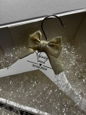 Gruccia personalizzata in legno. Stampa in vinile.