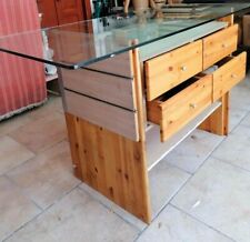 Banco vendita in legno con ripiano in vetro costruito artigianalmente.