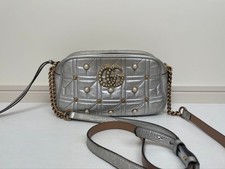 Borsa a tracolla Gucci GG Marmont in pelle trapuntata con catena borchie di p...