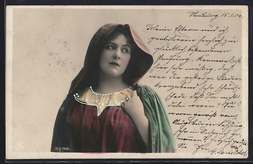 Giovane donna vestita con