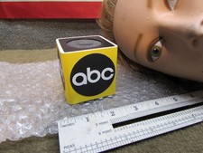 ESTATE* 🎄 NOS VINTAGE ABC NEWS TV RADIO MICROFONO BANDIERA CUBO ~ GIALLO