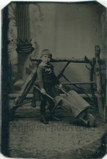 Carino Ragazzo IN Gonna IN Posa Con Carriola Cart Antico Tintype Foto
