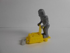 KINDER FERRERO: ASTRONAUTA GRIGIO SU MEZZO MOBILE GIALLO  1991