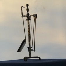 SET ACCESSORI DA CAMINETTO IN FERRO FORGIATO - ITALIA - EPOCA META' XX SECOLO