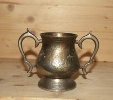 Antica tazza con incisione