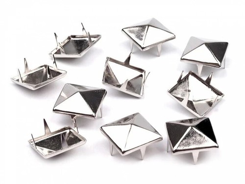 Set borchie a piramide - 20,