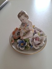 Statuina Capodimonte Putto con fiori In mano