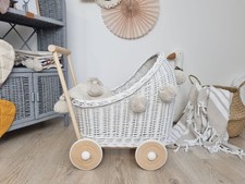 Carrello per bambole in vimini