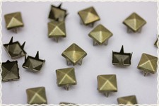 borchie a piramide con alette 8mm - 200 pz colore bronzo