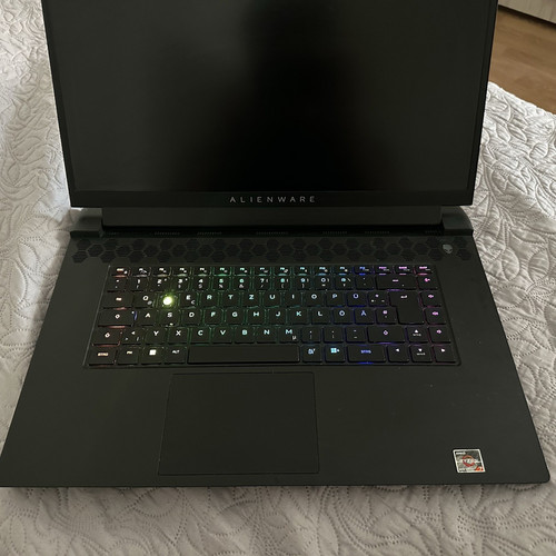 Alienware m17 amd 2022 - 2022,