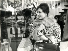 1967 TEHERAN Regina FARAH DIBA in boutique di moda con pelliccia di ghepardo