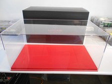 TECLC12001B Luxcase teca con base in similpelle rossa per modelli scala 1/12