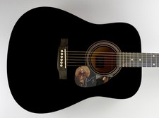 Chitarra acustica nera