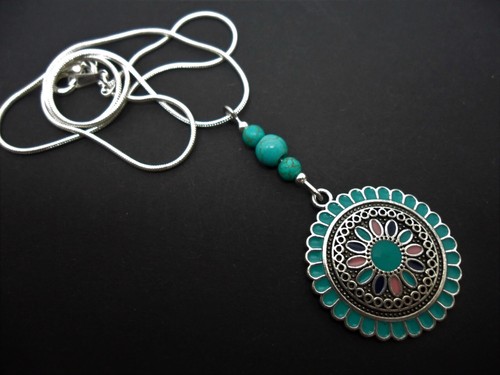 Una bellissima collana - una,