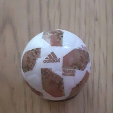 A Telstar Russia 2018 Mondiali di calcio in miniatura con supporto, misura Subbuteo.