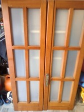 Infissi in legno da esterno completi di vetro, 4 porte e 3 finestre.