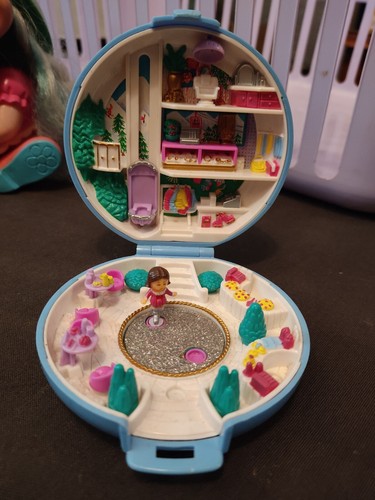 Polly pocket skating party - polly,