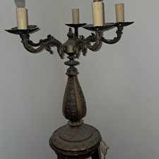 Candelabro, caraterizzato da più bracci,sembra essere in bronzo,con decorazioni