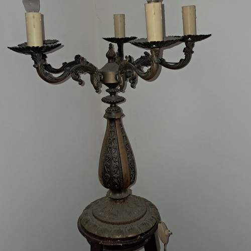 Candelabro caraterizzato da - caraterizzato,