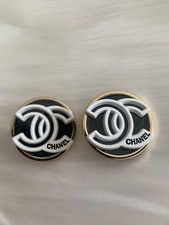 2 bottoni Chanel in metallo