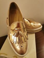 Scarpe da donna di marca SAX. Colore d'oro. Eleganti, sportive e comode. 