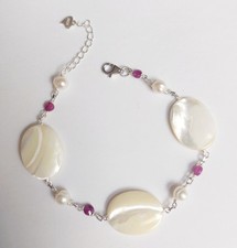 Bracciale in argento 925 con ovali di madreperla, rubini e perle di acqua dolce 