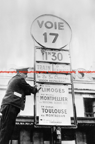 F022849 railwayman hangs - f022849,