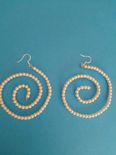 Orecchini in perle ed acciaio a forma di spirale con gancio