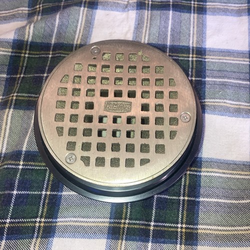 Scarico pavimento con - scarico,