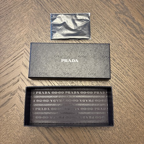 Prada logo sulla - prada,