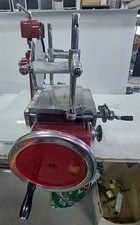 Affetatrice vintage a volano manuale rossa restaurata e affilata in ottima