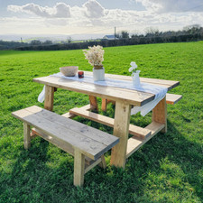 Tavolo da pranzo rustico da esterno in legno massello con panca con gambe in legno