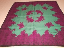Grande foulard in pura seta fucsia e verde su fondo nero di Gianni Versace