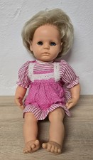 Simpatica bambola di plastica