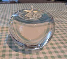 Fermacarte vintage in vetro a forma di mela Tiffany & Co, alto 4"