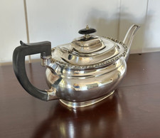 Antica teiera con piatto in