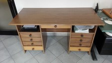 Scrivania usata in legno color noce con 9 cassetti e 2 ripiani
