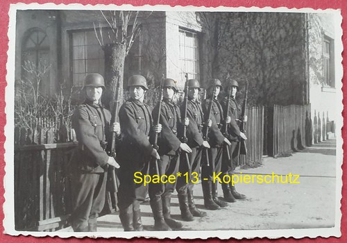 Foto soldati esercitano con