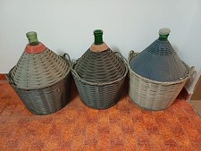 Damigiane in vetro con rivestimento in plastica o legno, da 54 litri e due 15L.