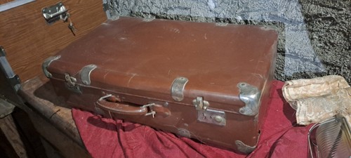 Vecchia valigia con rinforzi - vecchia,