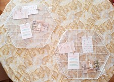 Due grandi bacheche a griglia