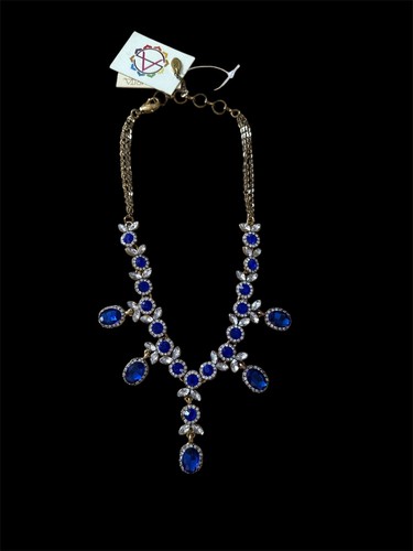 Collana nuova con etichette