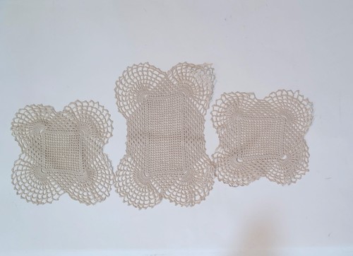Set tre centrini fatti - set, di
